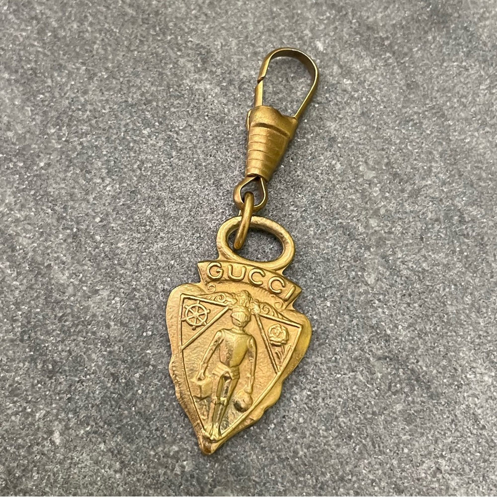 Vintage Gucci Gold Emblem Keychain Bag Charm - Picture 1 of 13